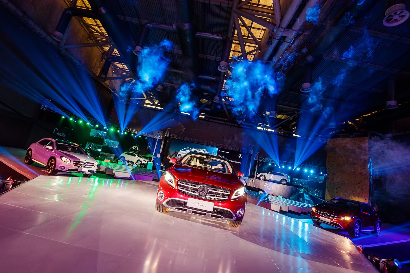 奔馳新品上市活動(dòng)-活動(dòng)場(chǎng)地設(shè)計(jì)-杭州達(dá)岸品牌策劃設(shè)計(jì)公司
